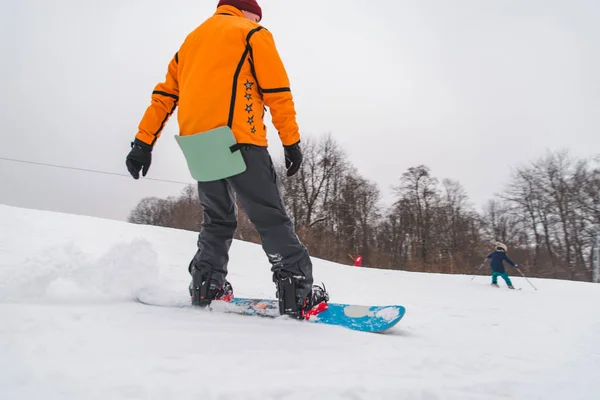 Człowiek Snowboardzie Wzgórzu Czas Sportów Zimowych — Zdjęcie stockowe