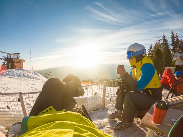Egy Pár Pihen Havas Domb Tetején Bemelegítő Teát Isznak Snowboardozás — Stock Fotó