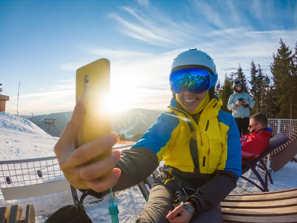 Donna Attrezzatura Sci Scattare Selfie Tramonto Sulle Montagne Innevate Stile — Foto Stock