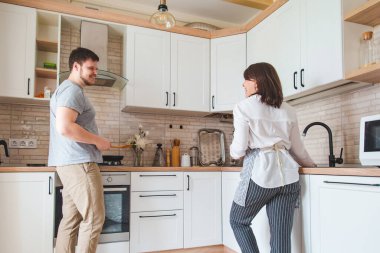 mutfak bulaşıkları yıkama çift yemek. ev yaşam tarzı