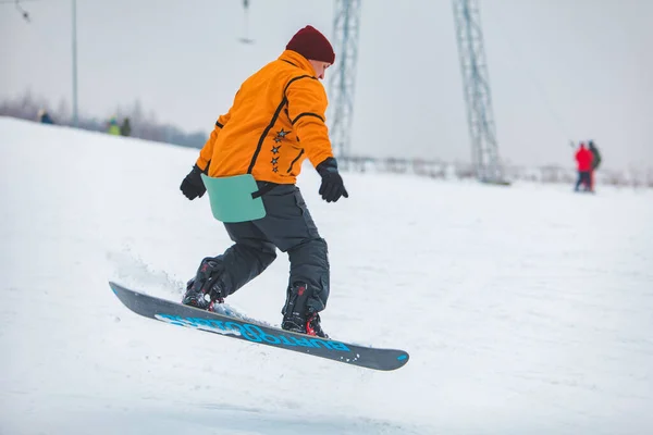 Tepenin Aşağısında Snowboard Yapan Bir Adam Kış Sporu Zamanı — Stok fotoğraf