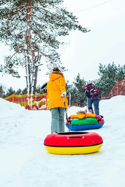 Menschen Die Einen Hügel Hinaufklettern Snowtubing Machen Freizeitaktivitäten Winter — Stockfoto