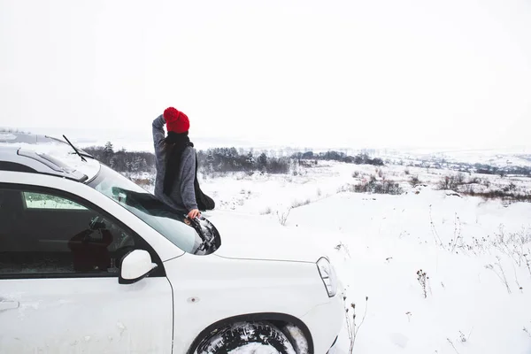 Woman Sitting Hood Suv Car Beautiful Landscape Winter Time Car — Stock Photo, Image