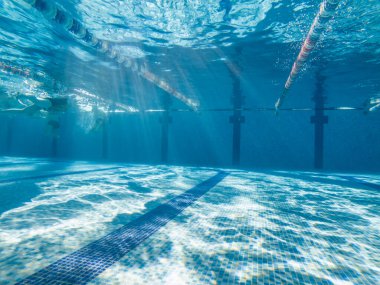 Su altında güneş ışığı anketinin görünümü