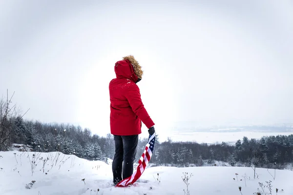 Man Red Winter Coat Holding Usa Flag Outdoors Snowy Weather — Stock Photo, Image