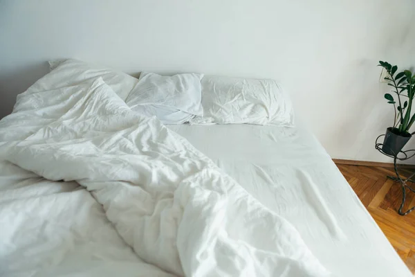 Łóżko Białymi Prześcieradłami Zbliżyć Jasne Światło Rano Przestrzeń Kopia — Zdjęcie stockowe