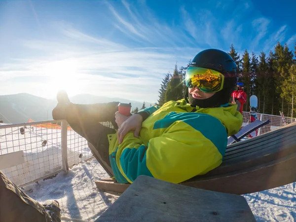Muž Odpočívající Vrcholu Zimního Kopce Výhledem Západ Slunce Kopírovat Prostor — Stock fotografie