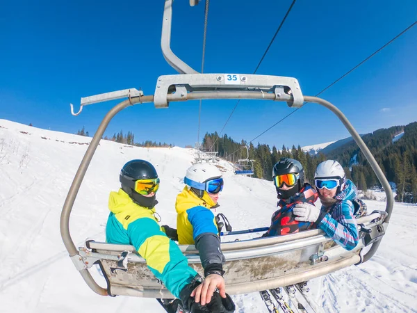 Amigos Teleférico Tirar Selfie Resort Inverno — Fotografia de Stock