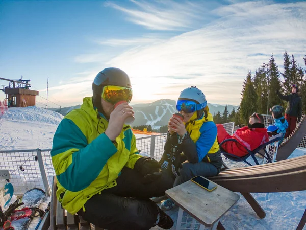 Couple Resting Top Hill Drinking Warm Tea Snowboarding Skiing Lifestyle — Stock Photo, Image