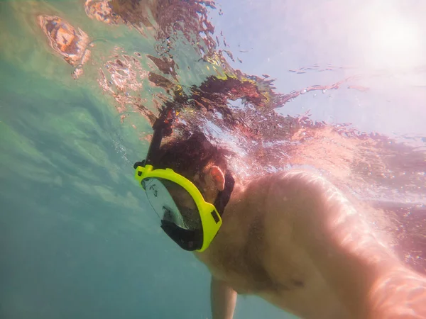 Man Snorkling Mask Vatten Sommar Havstid — Stockfoto