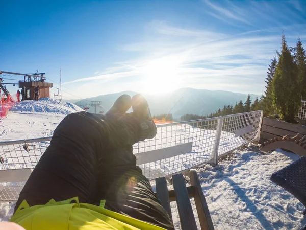 Ember Téli Hegy Tetején Pihen Kilátással Naplementére Másolás Snowboardozás — Stock Fotó