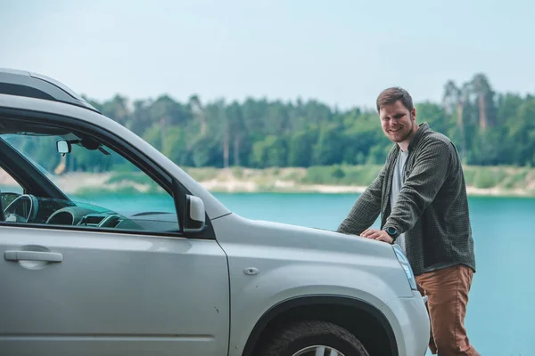 Carro Conceito Viagem Homem Olhando Para Homem Carro Suv Hood — Fotografia de Stock