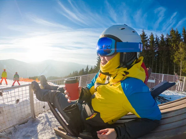 Mujer Bebiendo Caliente Cima Colina Invierno Con Vista Atardecer Esquí —  Fotos de Stock