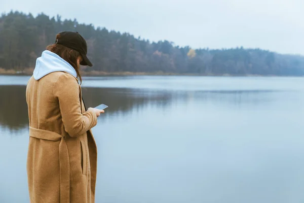 Donna Abito Autunno Piedi Bordo Guardando Nebbia Lago Copia Spazio — Foto Stock