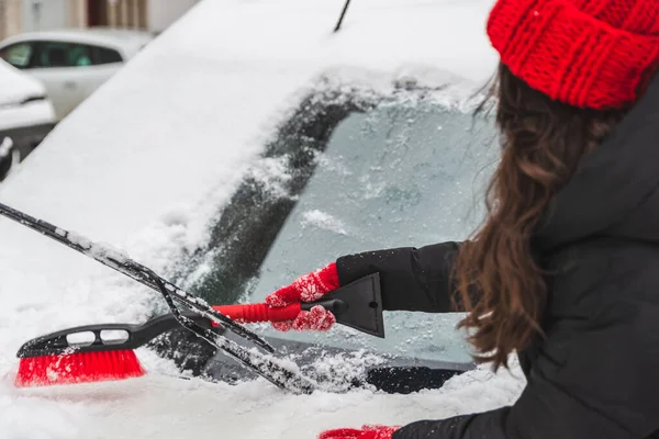 Kvinna Ren Bil Med Borste Efter Snö Vinter Snöstorm — Stockfoto