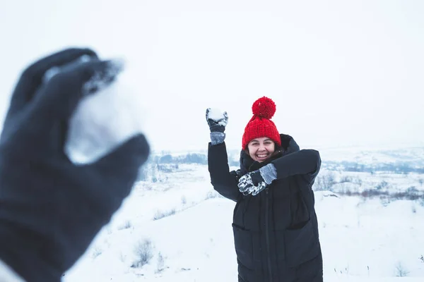 Pareja Jugando Aire Libre Invierno Mujer Lanzando Bola Nieve Hombre — Foto de Stock