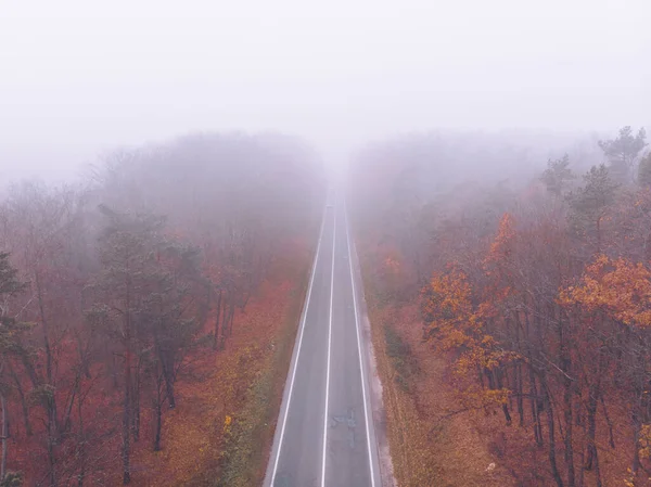 Jesienią Autostrada Droga Mgła Mgła Pogoda Samochód Podróży — Zdjęcie stockowe