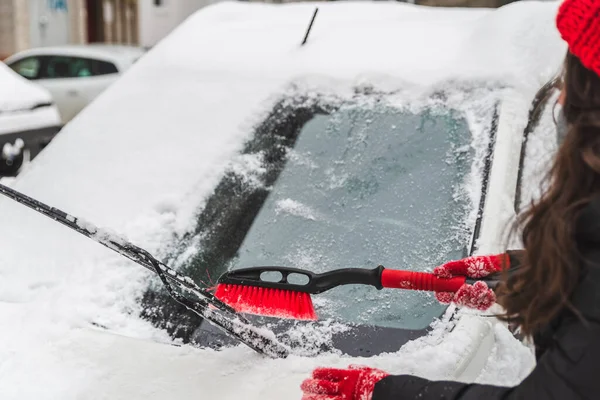 Kvinna Ren Bil Med Borste Efter Snö Vinter Snöstorm — Stockfoto