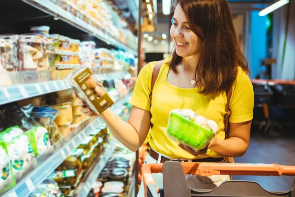 Jovem Mulher Adulta Bonita Fazer Compras Estilo Vida Mercearia — Fotografia de Stock