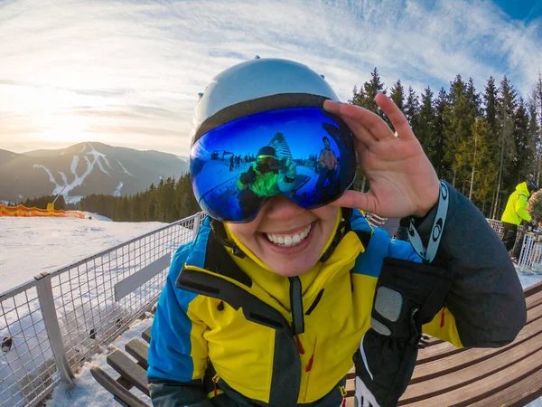 Amigos Divierten Tomando Fotos Cima Colina Nevada Reflexión Gafas Esquí —  Fotos de Stock
