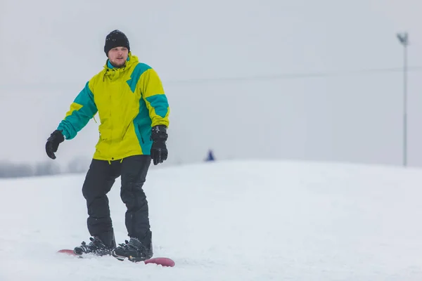 Snowboard Hombre Abajo Por Colina Tiempo Invierno Deporte —  Fotos de Stock