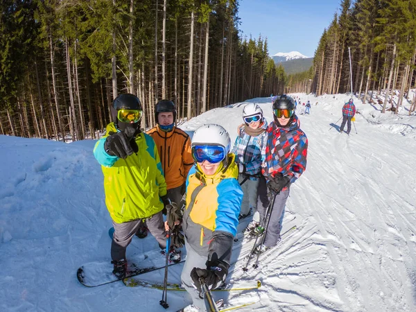 Grupo Pessoas Com Snowboards Esquis Tomando Selfie Topo Colina Dia — Fotografia de Stock