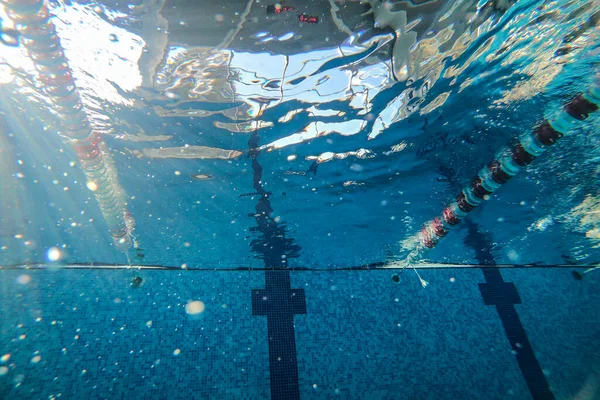 Zicht Poll Onderwater Zonlicht Door Water Kopieerruimte — Stockfoto