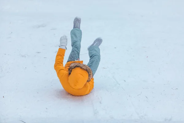 Woman Sliding Snow Hill Yellow Coat — Stockfoto