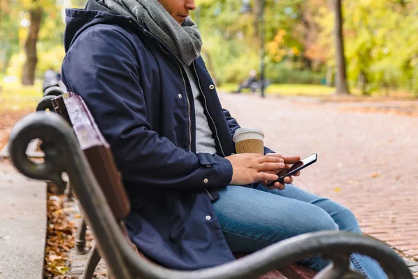 男人在室外喝咖啡秋天在电话城公园聊天 — 图库照片