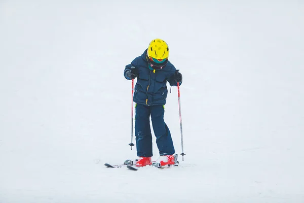 Miúdo Aprender Esquiar Atividade Desportiva Inverno — Fotografia de Stock