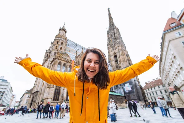 Sorridente Mulher Feliz Retrato Frente Viena Catedral Igreja Santo Stephen — Fotografia de Stock