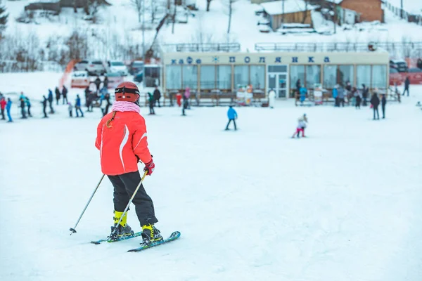 Lviv Ucrania Enero 2019 Niño Esquiando Colina Abajo Con Abrigo — Foto de Stock