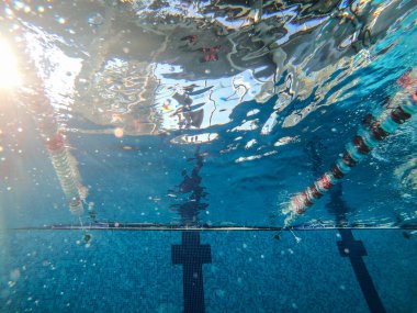 Su altında güneş ışığı anketinin görünümü