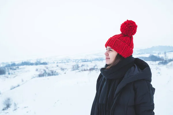 Giovane Donna Adulta Abiti Invernali Con Cappello Rosso Brillante All — Foto Stock