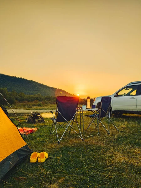 Bil Resa Koncept Camping Nära Berg Floden Kopiera Utrymme — Stockfoto