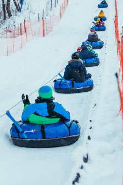 Kar boruları için sıra. İnsanları tepeye çek. kış aktiviteleri