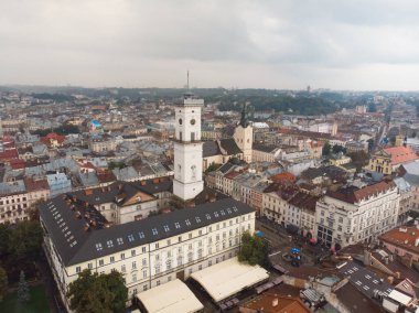 çan kulesi bulutlu yağmurlu hava ile Avrupa merkez meydanının havadan görünümü