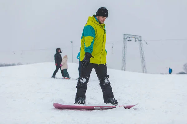 Άνθρωπος Snowboarding Κάτω Από Λόφο Χειμερινό Άθλημα — Φωτογραφία Αρχείου