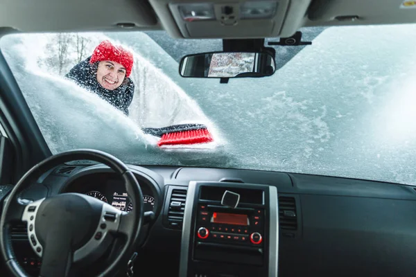 Ung Vacker Kvinna Rengöring Bil Efter Snöstorm Snöstorm — Stockfoto