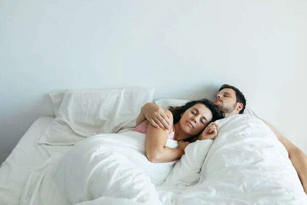 Couple Sleeping Bed White Sheets Copy Space — Stock Photo, Image