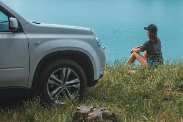 Mulher Sentada Borda Apreciando Vista Conceito Viagem Carro Lago — Fotografia de Stock