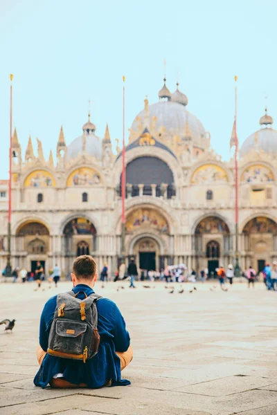 Jovem Sentado Chão Olhando Para Catedral Santo Marco Basílica Espaço — Fotografia de Stock