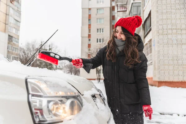 Kvinna Ren Bil Med Borste Efter Snö Vinter Snöstorm — Stockfoto