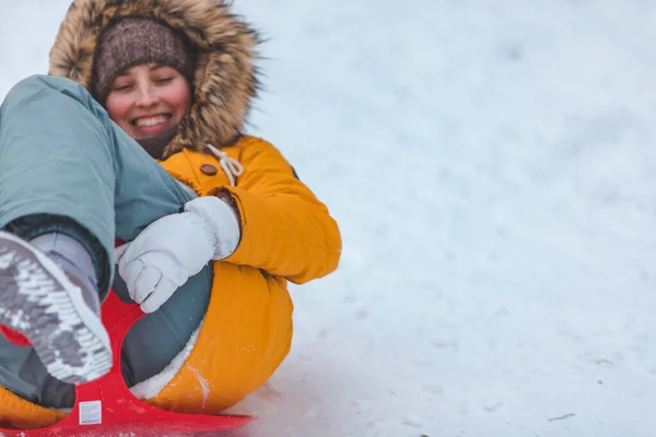 Ung Kvinna Glider Ner Snöiga Backen Kopiera Utrymme Fokus — Stockfoto