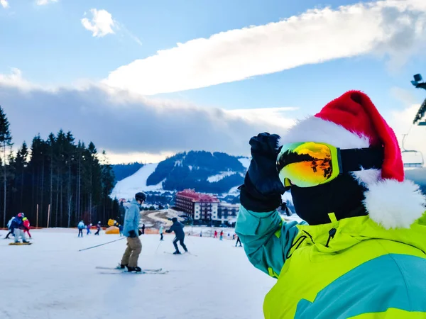 Glücklicher Mann Ski Outfit Mit Weihnachtsmann Roter Weihnachtsmütze Winterberg — Stockfoto