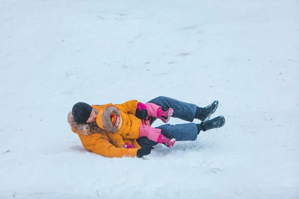 Pai Com Filha Casacos Inverno Amarelo Deslizando Nevado Colina Tempo — Fotografia de Stock