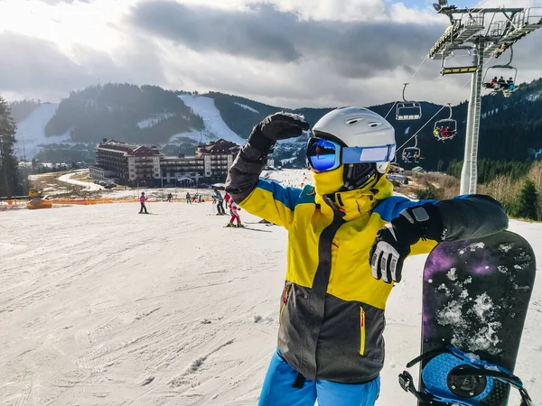 Mujer Pie Estación Esquí Colina Con Snowboard Actividades Ocio Invierno —  Fotos de Stock