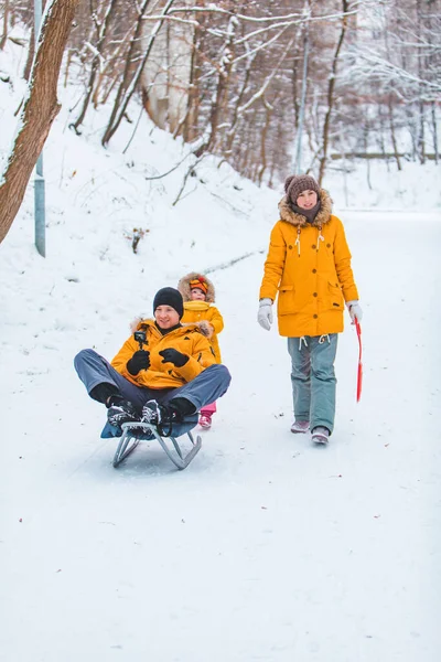 Young Family Plying Together Outdoors Snowed Winter Day Yellow Coats — Stock Photo, Image