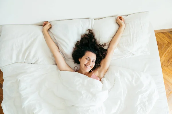 Jovem Mulher Bonita Cama Com Folhas Brancas Espaço Cópia Luz — Fotografia de Stock