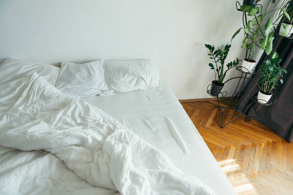 кровать с белыми простынями закрыть ярким утренним светом пространство для копирования
